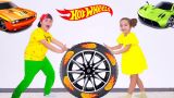 Аминка и Камиль играют в Hot Wheels