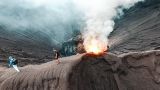 Забрались на кратер вулкана. Извержение вулкана Бромо. Остров Ява, Индонезия